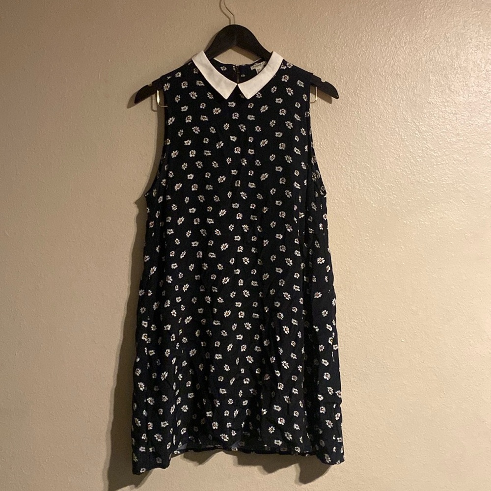 Woman’s Forever 21 Daisy dress with white collar